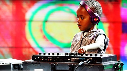 Cậu bé 2 tuổi chơi DJ thành hiện tượng ở Nam Phi